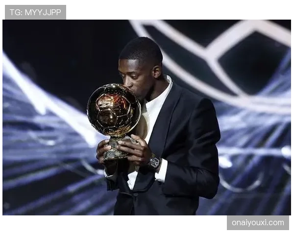 奥斯曼·登贝莱私服随手一站，鞋子价格把我这月工资羞辱了