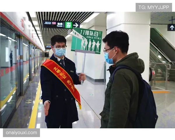 李冰洁地铁站排队吃外卖，手上那只包比我一年工资还贵